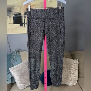 Lululemon Black & White Speckle Crop Leggings size 6 with Hidden Pocket ✨